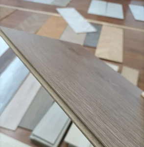 En/DIN Standard High Gloss HDF MDF AC1-AC4 E1 Paino Lanimate Flooring Covering Big Wood Floor Tile for Gym House Room
