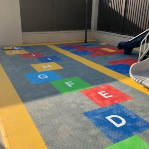 Indoor and Outdoor Basketball and Volleyball Court Flooring, PP Interlocking Sports Tiles with Custom Logo and Court Lines